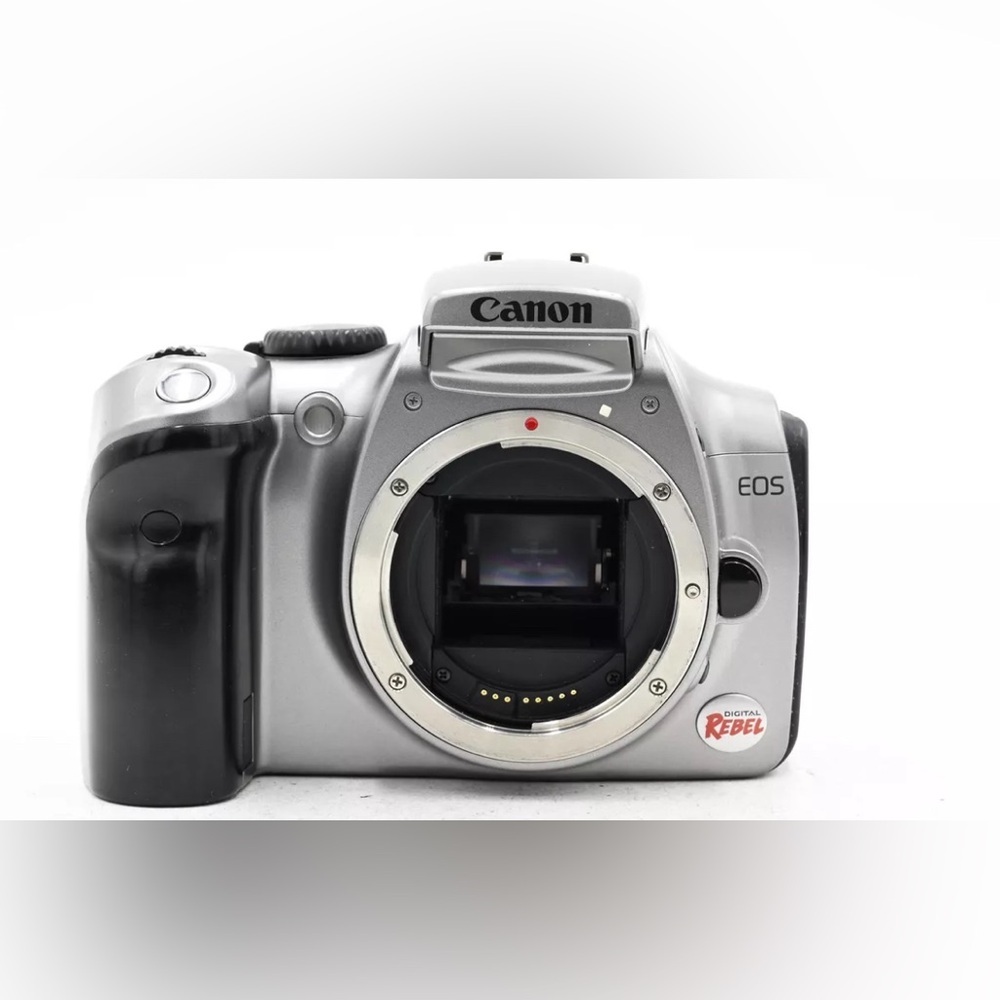 CANON 📷 EOS Digital Rebel 6.3MP Camera /EOS 300D - DS6041  With Charger- Silver
